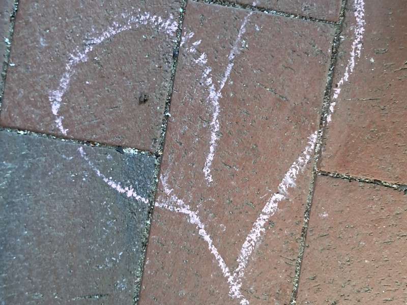 Kreideherz auf Pflastersteinen, Lüneburg