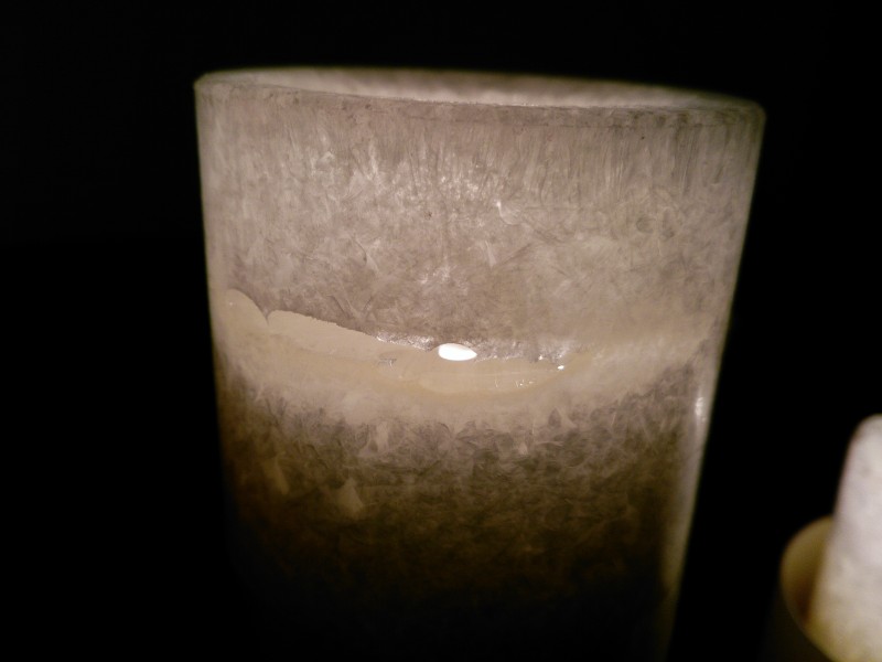 Eine brennende weiße Kerze