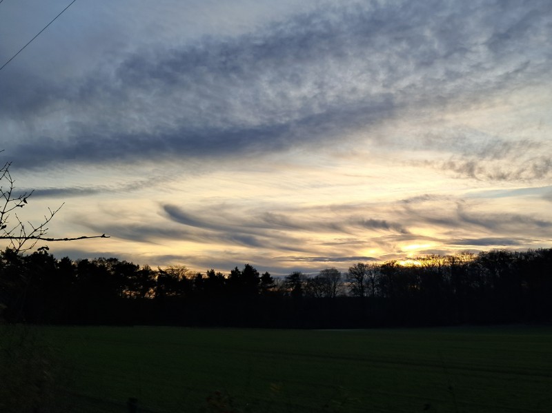 Sonne hinter Wolkenschleiern am frühen Morgen