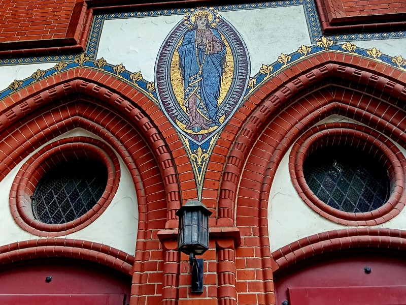 Bild der heiligen Mutter Gottes Maria am Portal der Kirche St. Clara in Berlin-Neukölln